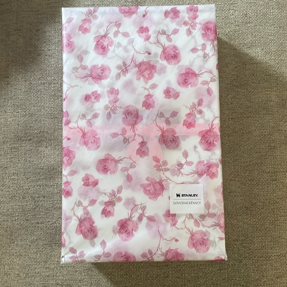 AUTHENTIC NWT STANLEY X LOVESHACKFANCY RIBBON ROSA 40 OZ QUENCHER
